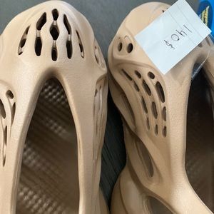 Yeezy foam slides $140 size 4